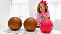 مکس و کیتی - توپ های شکلاتی ژله ای بزرگ - بازی و سرگرمی کودکان