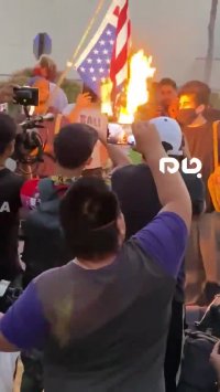 معترضان پرچم آمریکا را به آتش کشیدند