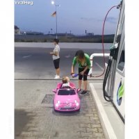 نی نی بامزه در پمپ بنزین