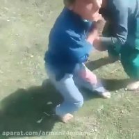 کشتی گرفتن دو کودک