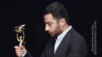 تندیس بهترین بازیگر نقش اول مرد به نوید محمدزاده رسید