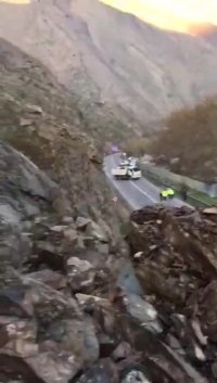 حجم عظیم ریزش کوه در جاده ی چالوس