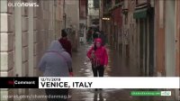 گردشگران و ساکنان شهر ونیز ایتالیا چکمه‌پوش شدن