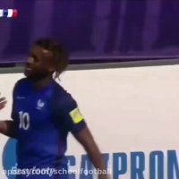 تکنیک فوق العاده بازیکن پا به توپ و نقش هر دو مهاجم در فریب دروازه بان و دفاع