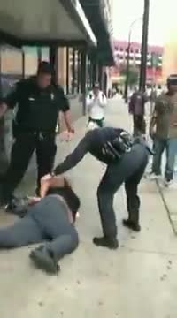 برخورد بد پلیس آمریکا با زن سیاهپوست