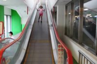 مهارت پاشنه سواری با پله برقی