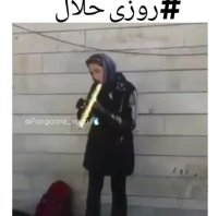 نوازندگی زیبای یک خانم در خیابان