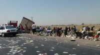 واژگونی تریلر حامل کیک و بیسکویت در جاده اهواز و هجوم مردم