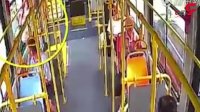حرکت مرگبار مسافر اتوبوس وسط خیابان !