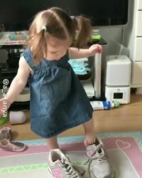 آخه این فسقلی رو نگاه کن