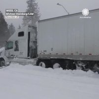 گیرافتادن کامیون‌ها در برف سنگین شمال کالیفرنیا