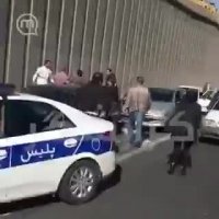 ضرب و شتم دو خانم در اتوبان توسط پلیس