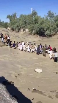 اتحاد بی‌نظیر مردم سیل‌زده دشتیاری سیستان و بلوچستان در کمک‌رسانی به همدیگه.