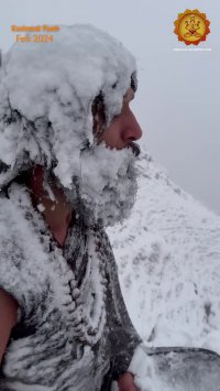 یوگا و مدیتیشن در سرمای منجمد کننده هیمالیا