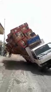 واژگونی خودرو با بار اضافه بر اثر باد