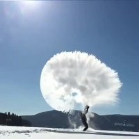 لحظه تبدیل شدن آب به ابر  در قطب