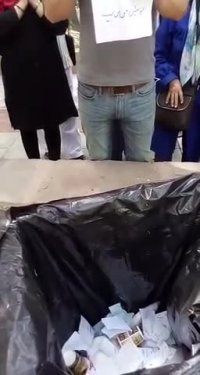 پاره کردن فیش‌حقوقی از سوی معلمان