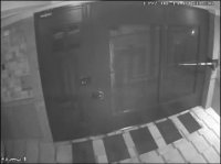 ببینید چگونه سارق منزل درب پارکینگ را باز می کند