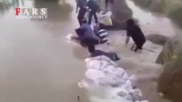 فداکاری جوانان روستای غزاویه در مقابل سیلاب