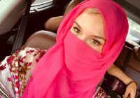 خواننده زن انگلیسی که به جزیره کیش ایران آمد و "دیپورت" شد