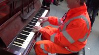 پیانو نوازی ماهرانه یک کارگر