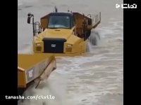 رد شدن کامیون های قدرتمند در شرایط سخت و سیلابی