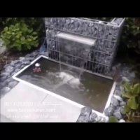 نصب نازل پرده آب روی دیوار حصیری پر از سنگ