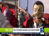 آدمک برلوسکنی به شکل پینوکیو در جشن های خیابانی