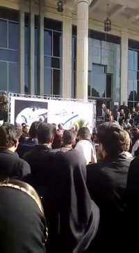 تکه فیلمی از سخرانی در مراسم خاکسپاری ملیکا زیبایی نژاد { باران } بازیگر نوجوان شیرازی توسط پدرش