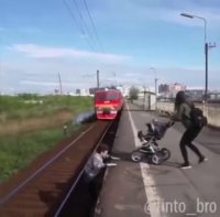 نجات عجیب کالسکه از روی ریل قطار