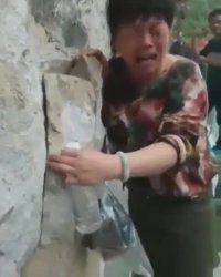 عبور عجیب و با گریه چینی ها از روی پل شیشه ای و معلق