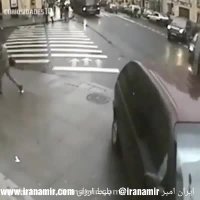 گر نگهدار من آن است که من می دانم، شیشه را در بغل سنگ نگه می دارد !