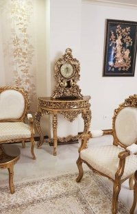 ساعت ایستاده کنار سالنی چوبی