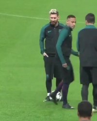 اذیت کردن لوییس سوارز با نیمار در تمرین