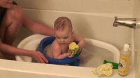 سرگرم کردن نوزاد با اسباب بازی در حمام