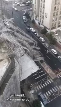 لحظه ریزش داربست ساختمان 11 طبقه در تهران