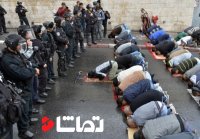 برگزاری نماز پشت درهای "مسجدالاقصی"