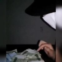 زنی مشکوک به کرونا که روی اسکناس‌ها تف می‌کند!