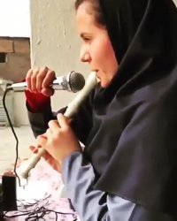 فلوت نواختن زیبای یک دختر دانش آموز