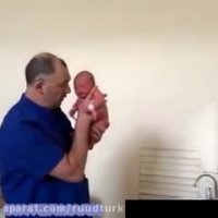 ببینید دکتر با چه مهارت وسرعتی نوزاد رو آب بندی میکنه