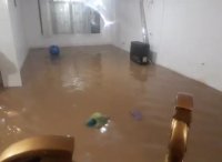 ورود سیلاب به داخل منازل شهرک بسیج دلفان