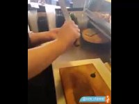 آشپز حرفه ای و  پوست کندن خیار