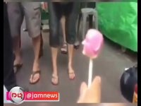 حرکت خیره‌کننده مرد آبنبات فروش