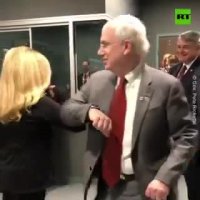 سلام و احوالپرسی مسئولان آمریکایی پس از شیوع کرونا