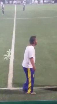 رقص و شادي جالب يك تماشگر در كنار كمك داور