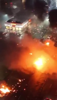 فیلم سقوط هواپیمای پزشکی در فیلادلفیا آمریکا