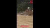 لحظه فرو ریختن ساختمان به رودخانه