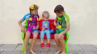 دیانا و روما با بالن آب بازی با کودک الیور بازی میکنن :: دیانا روما