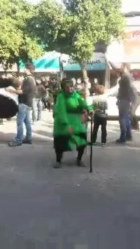 عزاداری جالب پیرزن شیفته امام حسین (ع)