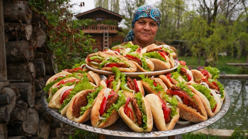 آشپزی روستایی آذربایجان خانم فرناز - درست کردن کوکوی مرغ - غذای سریع و راحت روستایی